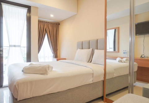 Kamar Tidur Nice and Elegant Studio Apartment at Vasaka Solterra By Travelio