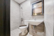 In-room Bathroom Cozy Stay and Restful Studio with Balcon at Collins Boulevard Apartment By Travelio