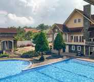 Swimming Pool 6 Urbanview Hotel Villa Q Gisting