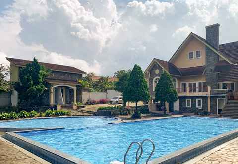Swimming Pool Urbanview Hotel Villa Q Gisting