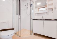 客房浴室 6 Cozy and Spacious 3BR Sky House BSD Apartment By Travelio