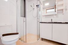 客房浴室 Cozy and Spacious 3BR Sky House BSD Apartment By Travelio