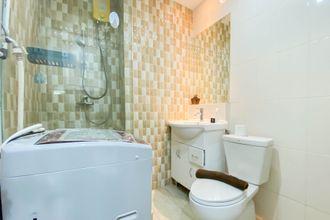 In-room Bathroom 4 Good Choice and Cozy Studio Apartment at Ambassade Kuningan By Travelio
