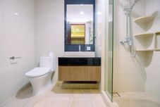In-room Bathroom Nice and Elegant 1BR Apartment at The Kensington Royal Suites By Travelio
