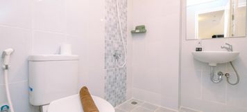 In-room Bathroom 5 Comfort and Nice 2BR Apartment at Tokyo Riverside PIK 2 By Travelio