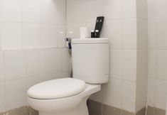 客室内バスルーム 3 Nice and Comfortable Studio Apartment at Bassura City near Mall By Travelio