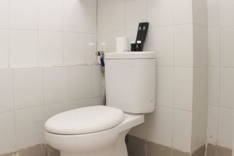 客室内バスルーム 4 Nice and Comfortable Studio Apartment at Bassura City near Mall By Travelio