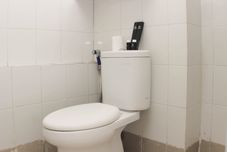 客室内バスルーム Nice and Comfortable Studio Apartment at Bassura City near Mall By Travelio