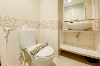 Phòng tắm bên trong 4 Cozy Stay Studio Apartment at Tamansari Iswara By Travelio