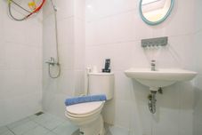 Bilik Mandi dalam Bilik Nice and Cozy Studio at Patraland Urbano Apartment By Travelio