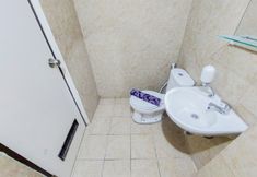 Phòng tắm bên trong 3 Minimalist and Cozy Studio Great Western Apartment By Travelio