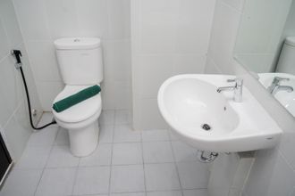 In-room Bathroom 4 Comfort and Cozy Studio Apartment at Casa de Parco By Travelio