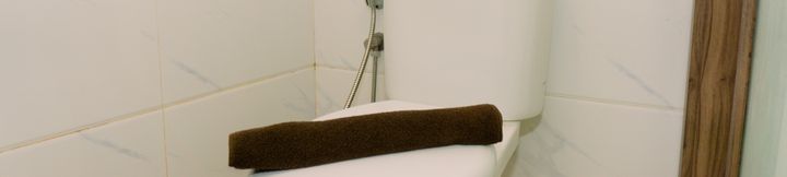 客室内バスルーム 3 Simply Look and Well Furnished Studio Sky House BSD Apartment By Travelio