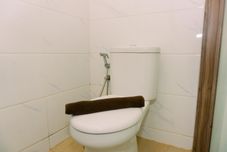 客室内バスルーム Simply Look and Well Furnished Studio Sky House BSD Apartment By Travelio