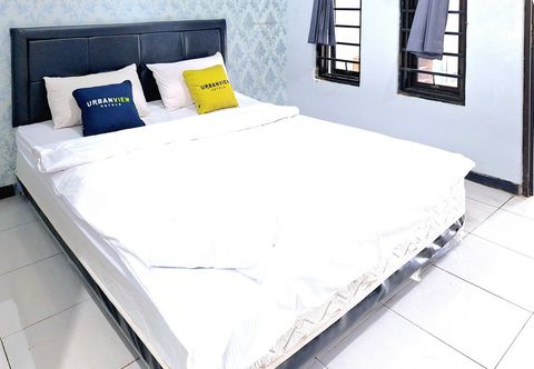 Bedroom Urbanview The Halona near Jawa Timur Park 4