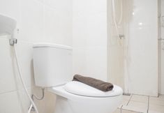 Toilet Kamar 4 Cozy 2BR at M-Town Residence Apartment By Travelio