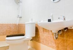 客房内浴室 4 Tidy Studio (No Kitchen) Apartment Grand Palace Kemayoran By Travelio