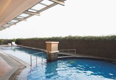 泳池 5 Minimalist and Cozy Living 1BR Apartment Belmont Residence Puri By Travelio