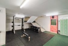 健身中心 Homey 1BR at Parahyangan Residence Apartment By Travelio