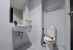 客房浴室 3 Comfort and Enjoy Living Studio Room Apartment at Casa de Parco By Travelio