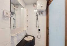 客房内浴室 4 Comfy Studio Apartment at Sky House BSD By Travelio