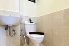 ห้องน้ำภายในห้อง Modern and Spacious 3BR at Meikarta Apartment By Travelio