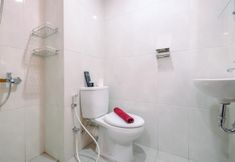 客房浴室 3 Comfortable and Modern Look Studio Evenciio Margonda Apartment By Travelio