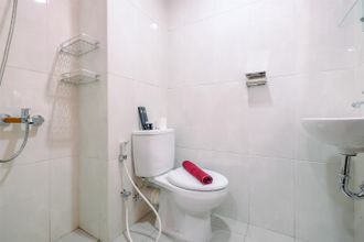 客房浴室 4 Comfortable and Modern Look Studio Evenciio Margonda Apartment By Travelio