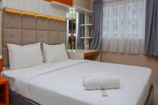 Bedroom Comfortable 1BR Apartment at Signature Park Grande near Cawang Station By Travelio