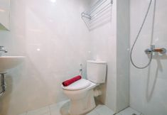 客房浴室 3 Elegant Studio Apartment at Evenciio Margonda By Travelio