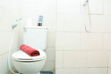 In-room Bathroom Homey Studio at Margonda Residence 1 Apartment By Travelio