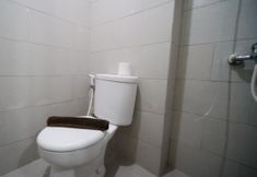 객실 내 욕실 5 Modern and Nice Studio at Benson Supermall Mansion Apartment By Travelio
