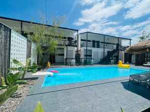 Penguin Villa Resort & Bistro, Rp 392.941