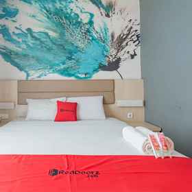 Bedroom 1 RedDoorz @ Hotel Arimbi Dewi Sartika Baru, Hotel HQ