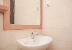 객실 내 욕실 4 Modern and Homey Studio at Sky Terrace Apartment By Travelio