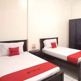Bedroom 1 RedDoorz Syariah @Hotel Pandan Wangi near Alun Alun Sidoarjo, Wonoayu Hotels