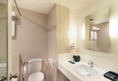 ห้องน้ำภายในห้อง 2 Cityloog Hotel Tebet Jakarta