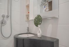 客房浴室 4 Cozy and Best Choice Studio Sky House BSD Apartment By Travelio