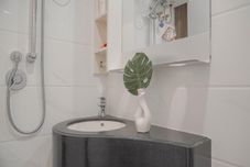 客房浴室 Cozy and Best Choice Studio Sky House BSD Apartment By Travelio