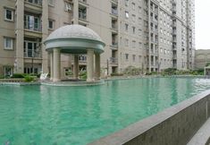 สระว่ายน้ำ 7 Warm and Cozy Studio (No Kitchen) at Grand Palace Kemayoran Apartment By Travelio