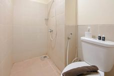 In-room Bathroom Enigma Studio at Easton Park Residence Jatinangor Apartment By Travelio