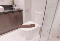 Phòng tắm bên trong 6 Minimalist and Comfy 1BR Branz BSD City Apartment By Travelio