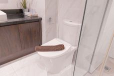 Phòng tắm bên trong Minimalist and Comfy 1BR Branz BSD City Apartment By Travelio