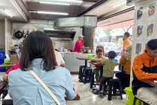 Restaurant Comfort 2BR at Braga Citywalk by Blossom Rooms