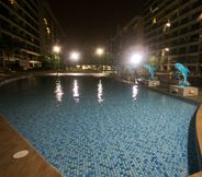 สระว่ายน้ำ 2 Palazio Apartment by The One