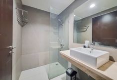 客房浴室 7 Cozy and Good Studio at Patraland Amarta Apartment By Travelio