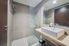 客房浴室 Cozy and Good Studio at Patraland Amarta Apartment By Travelio