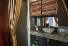 In-room Bathroom 5 Banera Gili Homestay