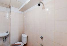 In-room Bathroom 6 Tidy and Cozy Living 2BR Serpong Greenview Apartment By Travelio
