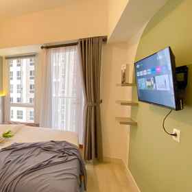 Bedroom 1 Well Designed and Simply Studio at Tokyo Riverside PIK 2 Apartment By Travelio, Tegalangus Hotels